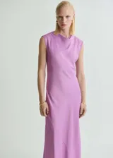 Vestido midi de tejido satinado color lila, con diseño recto, cuello drapeado y sin mangas. Cuenta con cierre de cremallera lateral.