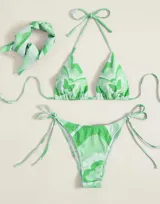 Conjunto de bikini verde con estampado de mariposas y pañuelo a juego.