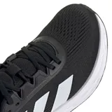 Championes de running Adidas modelo Questar 3, color negro con detalles en blanco y gris. Presentan capellada de malla transpirable, mediasuela con tecnología de amortiguación y suela de goma resistente.