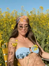 Top de bikini celeste, modelo strapless con argolla decorativa en carey y forro. Se ata en la espalda.