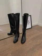 Botas altas negras de cuero vegano, con caña alta, taco cuadrado y plataforma.