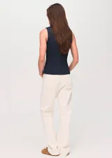 Top sin mangas con cuello redondo y detalle de lazos frontales. Presenta un diseño entallado con efecto denim.
