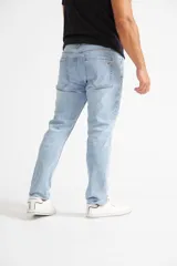 Jean de hombre color gris oscuro, corte recto, con roturas y logo bordado.