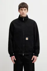 Campera Carhartt WIP modelo Ravon Jacket, de color negro, con cuello alto, cierre frontal completo con cremallera y bolsillos frontales. Cuenta con el parche con el logotipo de la marca en el bolsillo izquierdo y puños y dobladillo elásticos.
