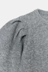 Jersey de punto de cuello redondo con mangas cortas abullonadas y acabado acanalado en el ruedo.