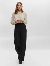 Pantalón wide leg de tiro alto negro, con pinzas y costuras frontales marcadas.