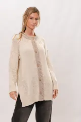 Saco color crudo de algodón con detalles hechos a mano y botones de madera.