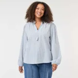 Blusa de corte fluido con estampado de rayas verticales finas en tonos azul y rojo. Presenta cuello redondo con abertura frontal y cordones con borlas, mangas largas abullonadas con puños elásticos y un diseño holgado.