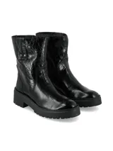 Bota de caña media confeccionada en cuero símil croco color negro con acabado charol. Cuenta con suela track de goma y cierre lateral interno.