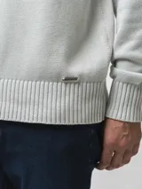 Buzo tejido de cuello redondo, confeccionado en algodón, con puños y ruedo acanalados.