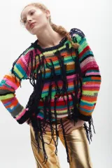 Buzo tejido al crochet con diseño a rayas horizontales multicolores y flecos colgantes.