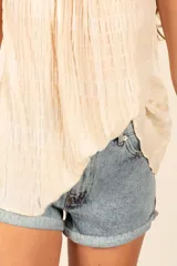 Short de jean celeste con dobladillo.