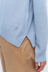 Sweater de tejido de punto color beige, con escote en V y calce holgado.