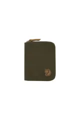 Billetera Fjallraven modelo Zip Wallet, color verde oliva, con cierre de cremallera y logo de cuero en la parte delantera.