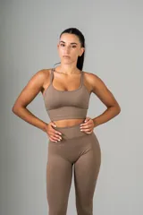 Legging deportivo de tiro alto con pretina ancha, confeccionado en tejido elástico sin costuras en color marrón.