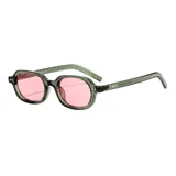 Lentes de sol Nairobi con armazón semi ovalado de plástico reciclado color negro y cristales oscuros.