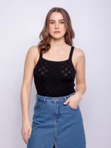 Top negro de tejido de punto con tramado calado, corte ajustado al cuerpo y tirantes finos.
