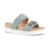 Sandalias bajas con plataforma color celeste y plateado, con detalle de flor de cristales en la tira frontal.