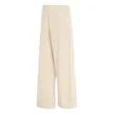 Pantalón de jogging Adidas de corte ancho, color beige, con cintura elástica y las clásicas tres tiras blancas a los lados. Presenta el logo de la marca bordado sutilmente en la pierna izquierda.
