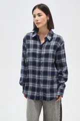 Camisa de algodón con estampado de cuadros en tonos marrones y blancos, de corte holgado, manga larga y cierre frontal con botones.