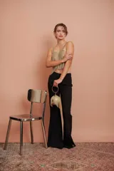 Top corto dorado de malla metálica con breteles anchos.