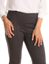 Pantalón de corte cigarette, tiro alto, color verde oscuro con estampado cuadrillé. Presenta ruedo con tajo en los tobillos.