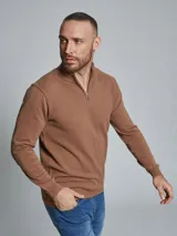 Sweater de tejido punto color marrón, con cuello alto y cierre frontal parcial. Presenta un tejido texturizado en el cuerpo y mangas lisas.