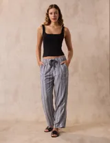 Pantalón celeste de lino marca Dash, con pretina elastizada, lazo de ajuste y bolsillos delanteros y traseros.