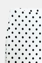 Pantalón flare stretch negro de tiro medio, con cintura elástica y botamanga acampanada.