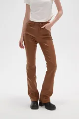 Pantalon de corte flare en color negro, con acabado engomado, tiro medio y cierre frontal con botón y cremallera.