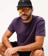 Remera deportiva de hombre Get Over, de color violeta, con cuello redondo y mangas cortas. Confeccionada con tecnología dry en tejido de modal, poliéster y elastano, diseñada para facilitar la evaporación del sudor y mantener la temperatura corporal durante la actividad física.