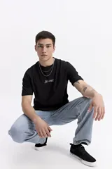 Remera blanca de manga corta con escote redondo y fit regular. Presenta un lettering estampado en el pecho con las palabras "DESTINY Future Movement MISTRAL".