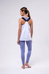 Musculosa deportiva blanca con tirantes anchos negros con la inscripción "BASSET SPORT CLUB" en blanco.
