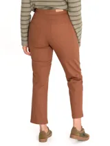 Pantalón marrón de pierna recta y tiro alto, con bolsillos estilo carpintero. Confeccionado en algodón orgánico.