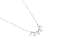 Collar plateado de acero con cadena de eslabones y dijes colgantes: bolitas y círculos calados con diseño de árbol de la vida.