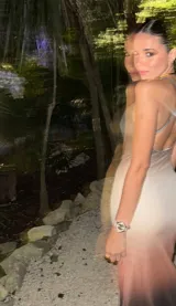 Vestido largo de fiesta con breteles finos, escote drapeado y corte al bies. Confeccionado en doble tela de microtul elastizado con efecto degradé en tonos verde oliva, beige y negro.