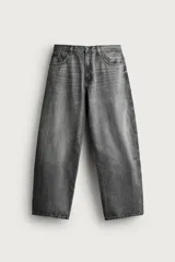 Jeans balloon fit de corte relajado y tiro medio, confeccionados en denim de algodón con efecto lavado y diseño clásico de cinco bolsillos.