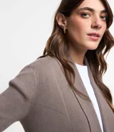 Cardigan alargado de punto texturizado color celeste, de diseño abierto y dobladillo asimétrico con puntas caídas, manga larga y calce cómodo.