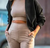 Pantalon deportivo tiro alto color gris melange, confeccionado en lycra de algodón. Presenta una faja ancha en la cintura para mayor ajuste y bolsillos laterales.
