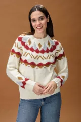 Sweater de punto color crema con diseño de inspiración nórdica y patrones geométricos en tonos rojo, gris y marrón. Presenta cuello redondo, mangas largas y terminaciones acanaladas en puños y bajo.