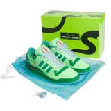 Championes adidas Forum 84 Low CL, edición especial The Simpsons, en tonos de verde con detalles en naranja y suela traslúcida. Presentan el diseño clásico de la silueta Forum con las tres tiras laterales y el logo del trébol.