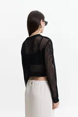 Sweater de punto calado color verde militar con sutiles brillos.