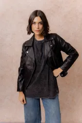 Chaqueta tipo biker de cuero sintético color marrón, con cierre frontal asimétrico, cuello con solapas y broches metálicos, y bolsillos laterales con cierre.