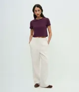 Blusa cropped de manga corta y cuello redondo en color bordó, confeccionada en algodón con elastano.