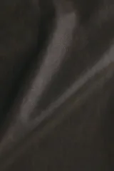 Pantalón de cinco bolsillos en tejido revestido con efecto lavado, de corte relajado y piernas rectas, con cierre de botón.
