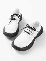 Zapatilla blanca con plataforma, cordones y tirador con broche.