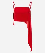 Blusa cropped roja de satén con breteles finos, escote cuadrado, lastex en la espalda y volado asimétrico.