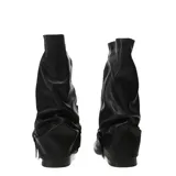 Botas altas Miss Carol Nash de color negro, con diseño de caña arrugada, puntera redondeada, tacón bajo y una tira decorativa con hebilla metálica en el tobillo.
