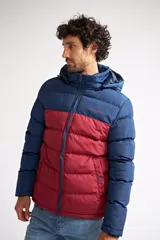 Campera puffer de nylon con diseño color block en azul marino y bordó. Cuenta con capucha desmontable, cierre frontal completo, bolsillos laterales con cierre y botón, y bolsillo interno. Presenta logo de la marca estampado en el pecho.