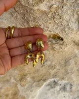 Aros colgantes con forma de hojas, realizados en bronce y alpaca, con pernos y cierres mariposa de plata 925.